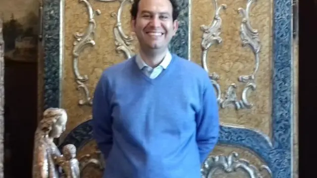 Ramón Gajon, junto a un armario policromado de estilo barroco.