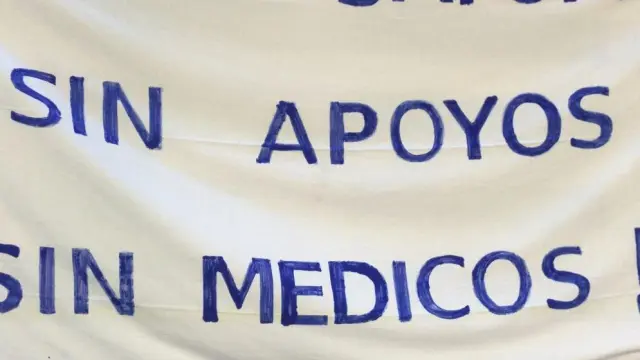 Pancarta de protesta colocada en el centro de salud de Ejea de los Caballeros.