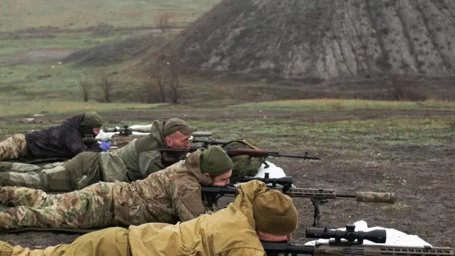 Soldados ucranianos realizan prácticas de tiro en la región de Donetsk.