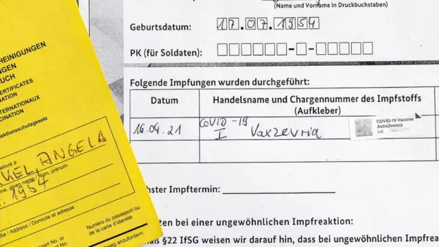 Cartilla de vacunación de Merkel y certificado de que le han inoculado Astrazeneca.