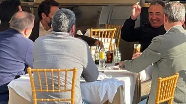 Imagen del encuentro de los dirigentes del PP en la terraza de un restaurante en Murcia.