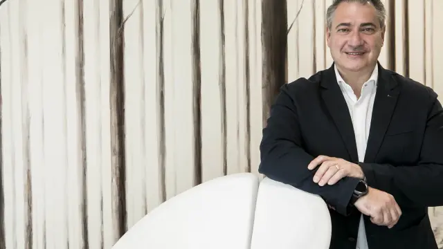 Juan Manuel Chicote, director del departamento de Personas de DKV, en las oficinas de la sede central del grupo en Zaragoza.