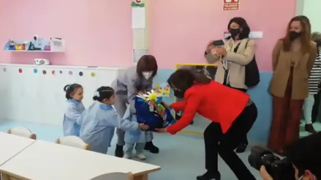 Momento en el que los niños entregaron flores a la ministra Robles