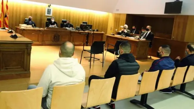 Ocho de los nueves acusados han comparecido este lunes en la Audiencia de Huesca. La novena es una mujer declarada en rebeldía.
