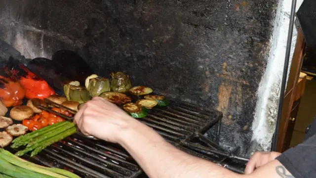 En la Taberna Tío Jorge las verduras se preparan en una brasa alimentada con carbón vegetal.