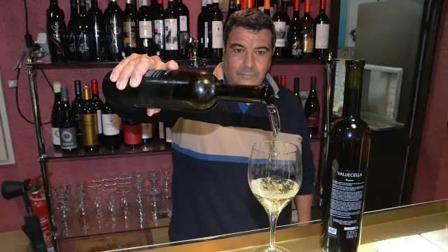 Manuel Bona, sirviendo el verdejo de Valdecella en el bar El Fútbol.