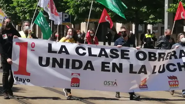 ​La manifestación con motivo del Primero de Mayo convocada por diferentes sindicatos en Zaragoza a su paso por el paseo de la Independencia.