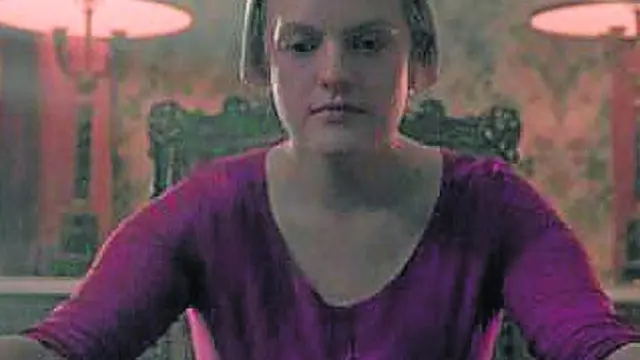 La actriz Elisabeht Moss, en la serie ‘El cuento de la criada’.