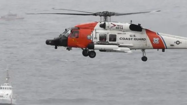 Un helicóptero de la Guardia Costera de Estados Unidos sobrevuela el área donde ocurrió el naufragio.