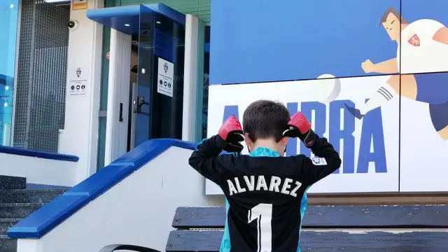 Un pequeño aficionado posa con la camiseta de su ídolo Cristian Álvarez, tras comprarla este fin de semana en la tienda del club.