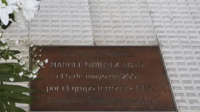 Una placa en recuerdo de Manuel Giménez Abad, en la calle Cortes de Aragón 9 de Zaragoza
