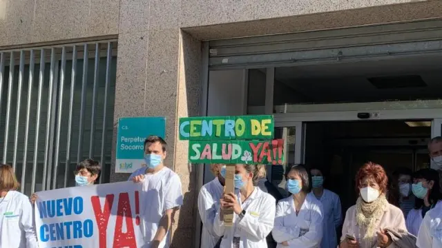 Concentración del personal este viernes en la puerta del centro de salud de Huesca.