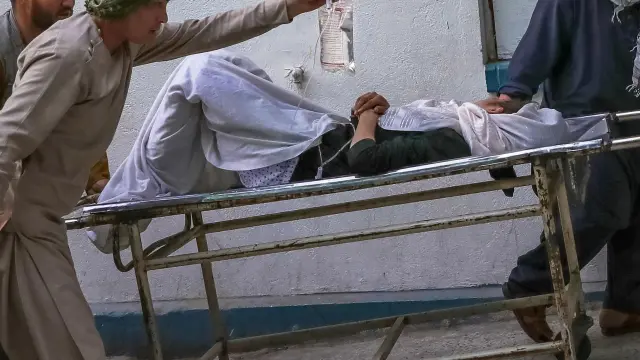 Trasladan a un hospital a una joven víctima del atentado terrorista, este sábado en Kabul.