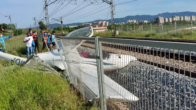 Se estrella una avioneta en Sabadell y corta la circulación de trenes