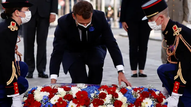 Emmanuel Macron, este sábado, depositando flores en la tumba del soldado desconocido.