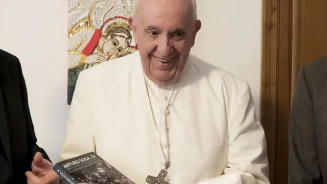 Arturo Sosa, superior general de los jesuitas, y el periodista Darío Menor entregan al Papa un ejemplar del libro.