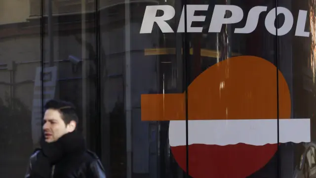 [[[HA ARCHIVO]]] Fecha: 26/11/2013 Autor: REUTERS descri: Una sede de Repsol en Madrid. A man walks past a petrol station owned by Spanish oil major Repsol in central Madrid November 26, 2013. Repsols board is set to accept an initial compensation offer for the nationalization of its stake in Argentinas YPF, sources close to the board said, drawing a line under an 18-month corporate and political crisis. While the initial $5 billion debt offer is far below the $10.5 billion Repsol was demanding for the expropriated assets, the deal is seen as the fastest route to end shareholder turmoil at the group and let it focus on medium- and long-term strategy. REUTERS/Sergio Perez (SPAIN - Tags: ENERGY BUSINESS) REPSOL-YPF/BOARD [Original: 60032_GM1E9BQ1J5U01_RTRMADP_3_REPSOL-YPF-BOARD.jpg] //REU// notas: Fecha de entrada:27/11/2013