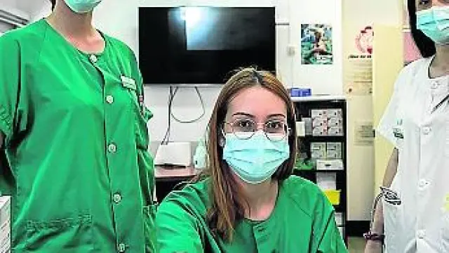Andrea García, María Sisas y Eva Vidal, enfermeras de refuerzo en el centro de salud del Arrabal