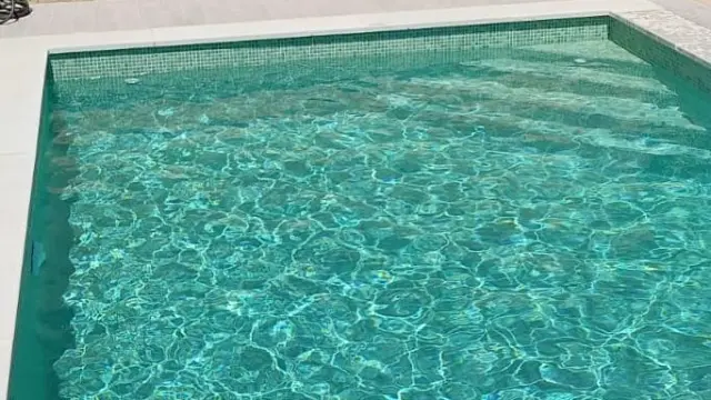 Una piscina construida por la empresa aragonesa Piscinas Alpuente.