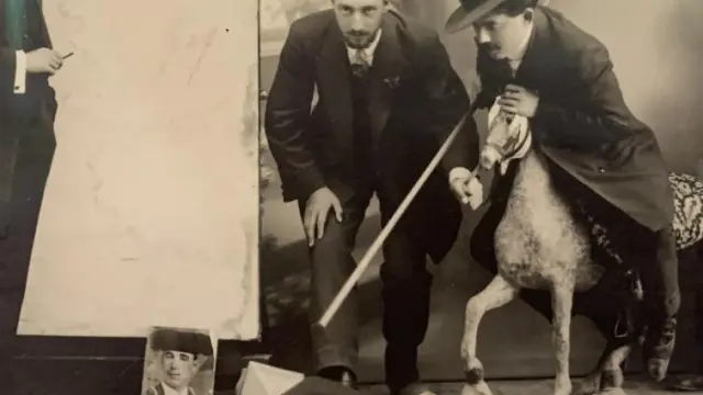 Fotografía del archivo de Ramón Acín donde se le puede ver a él y a unos amigos en la suerte de varas, asaeteando a unas pajaritas.