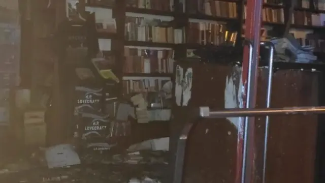 Interior de la librería Proteo el día del incendio