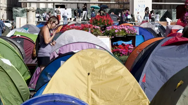 Acampada en la plaza del Pilar de Zaragoza, el 21 de mayo de 2011.