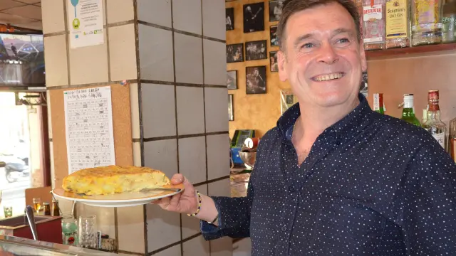 Rubén Macía con la tortilla de patatas que prepara en El Punto de Encuentro.