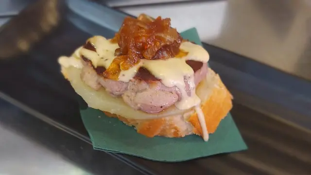 Solomillo de cerdo sobre cama de patata y cebolla caramelizada de Café Bistro.