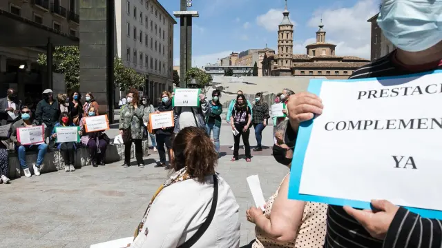 Concentración convocada este pasado lunes por el Espacio de Derechos Sociales para reclamar la puesta en marcha de la prestación aragonesa complementaria
