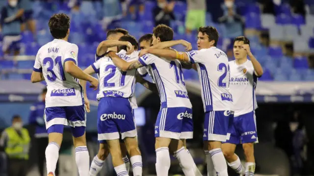 Los jugadores del Real Zaragoza celebran el 1-0, logrado por Francho en el minuto 12.