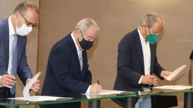 Luis Faci, Miguel Gracia y Petón, durante la firma del protocolo de la Base Aragonesa de Fútbol.