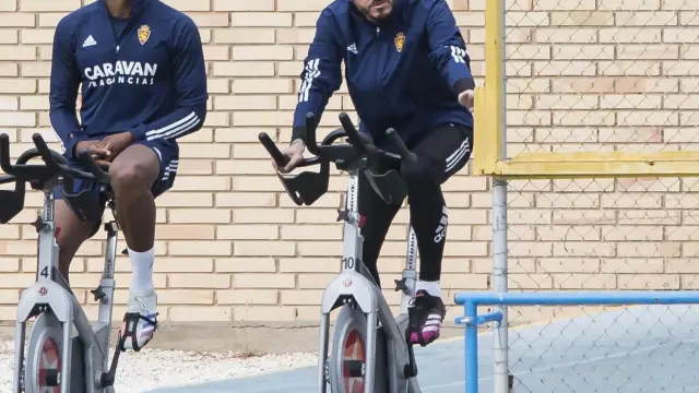Jair Amador y Cristian Álvarez, en la bicicleta estática.