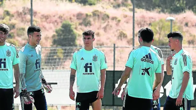 Alejandro Francés, en el centro de la imagen, en un entrenamiento de la selección española sub-21.