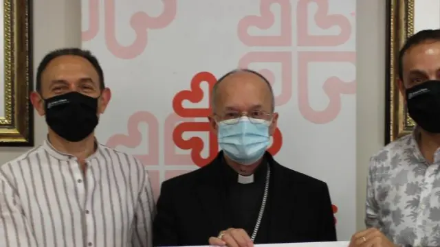 De izquierda a derecha, Felipe Munuera, director de Cáritas Huesca, Julián Ruiz, obispo de Huesca, y Jaime Esparrach, secretario general de la entidad.