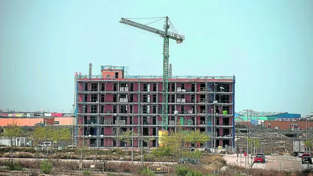 Vista de un edificio de viviendas en construcción en el barrio de Arcosur.