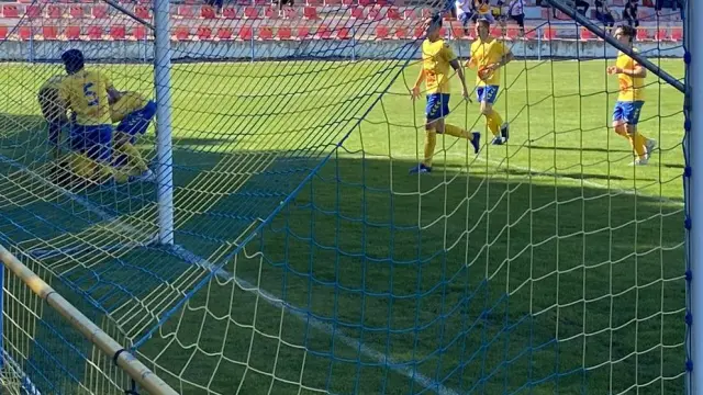 Imagen de los jugadores del Robres celebrando un gol en el partido frente al Cariñena.