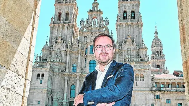 Javier Sierra, ante la catedral de Santiago