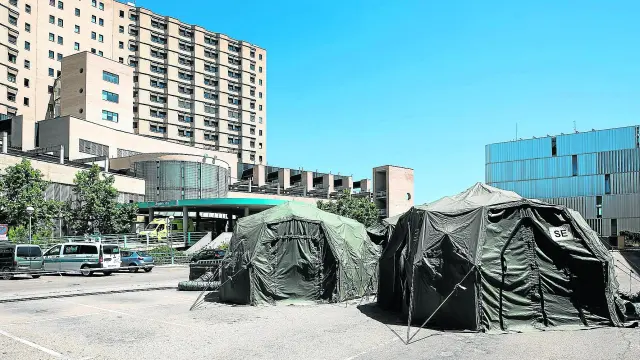 Las carpas del Ejército siguen montadas en la explanada del aparcamiento del servicio de Urgencias del Hospital Clínico Lozano Blesa de Zaragoza