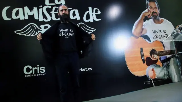 El publicista y creador de la camiseta de Pau Donés, Jorge Martínez durante la presentación de "La camiseta de Pau"