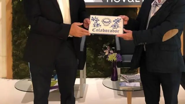 Julio de la Cueva, del Banco de Alimentos de Zaragoza, entrega a Miguel Ángel Artal, presidente de Novaltia, la placa que convierte a Novaltia en Colaborador de la entidad.