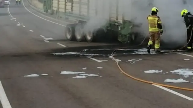 Los bomberos del parque de Sariñena de la DPH han tenido que sofocar el incendio de los dos vehículos.