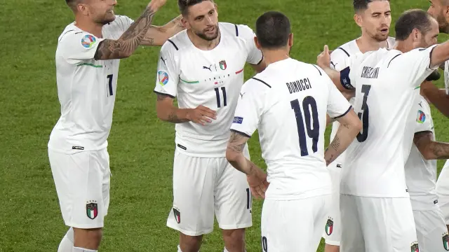 Los jugadores italianos se felicitan tras un gol.
