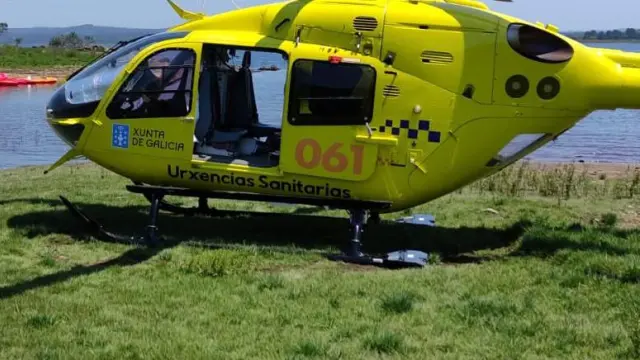 El helicóptero del 061 en la zona del embalse de la Fervenza, en Mazaricos.