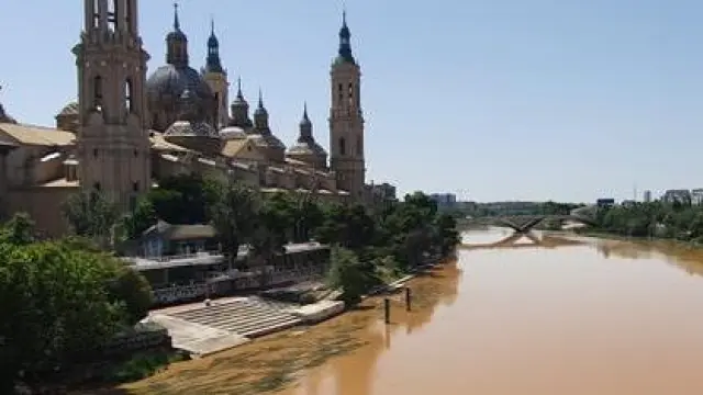 Intenso color marrón en el agua del Ebro por las tormentas.
