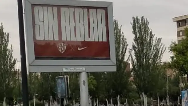 Cartel de Nike y la SD Huesca en Zaragoza.