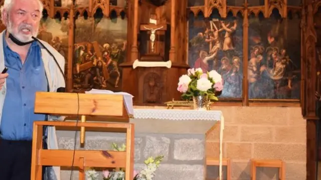 El profesor y divulgador Francisco Martí Fornés presentó su libro 'Capella y su retablo', de Editorial Pirineo, en la iglesia parroquial de Capella.