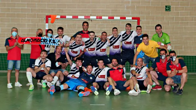 Jugadores del Almonacid FS Solteq celebran el título de liga.