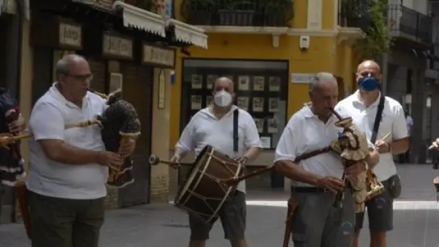 Los Gaiteros del Somontano, de ronda por las calles de Barbastro.