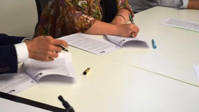 Imagen de la firma del convenio entre el Ayuntamiento de Graus y la CEOS para el lanzamiento de los Bonos Impulsa.