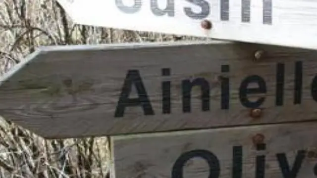 Señalización de Ainielle, pueblo deshabitado en la Senda Amarilla.